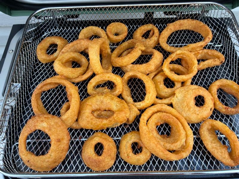 A full bag of beautifully air fried onion rings thanks to a huge cooking space