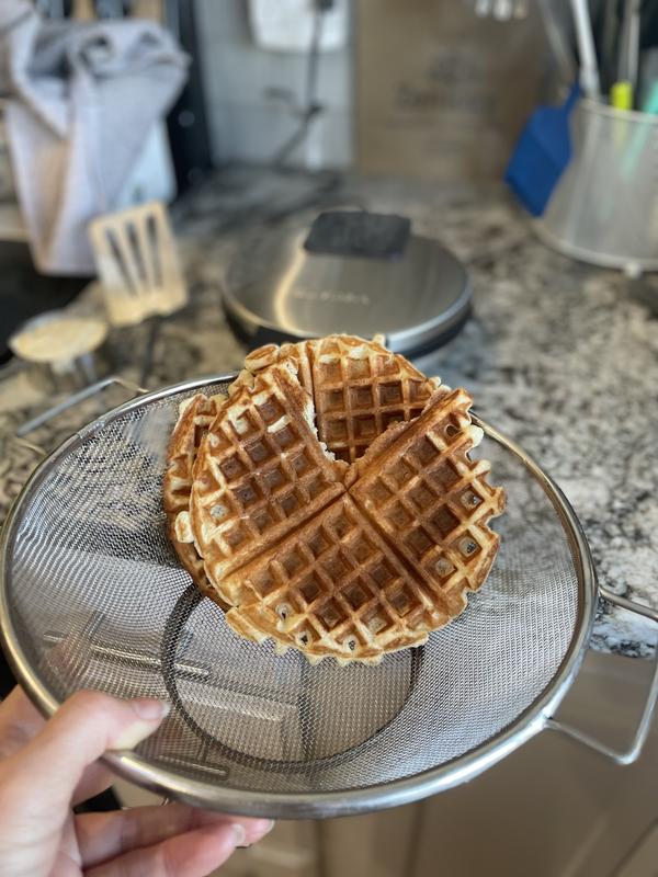 Round Classic Waffle Maker (WMR-CANAS) - Cuisinart