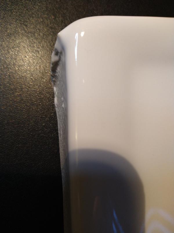 Photo du couvercle du réservoir de la toilette présentant un défaut de fabrication.