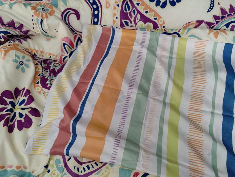 Other side of the pillow sham (pattern) & comforter.