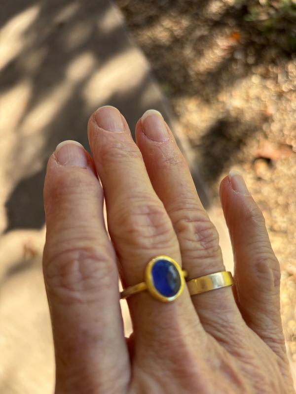 difficult to photograph but stone appears like a bubble on the right side of it