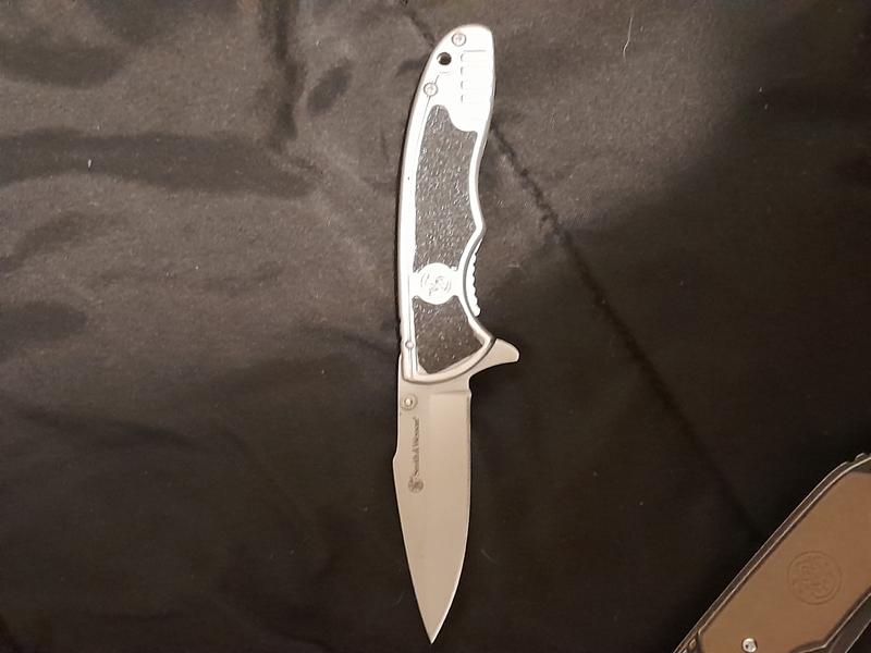 Smith & Wesson® 1084306 Drop Point Folding Knife | Smith & Wesson