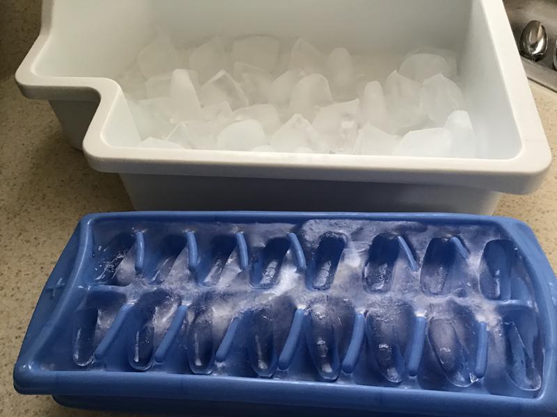 Rubbermaid - 2 PK Stack / Nest Ice Cube Tray