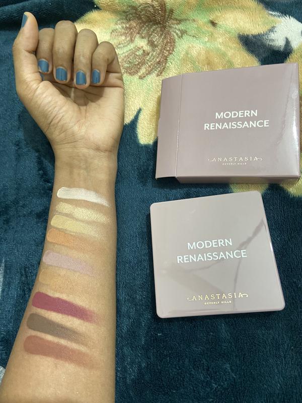 Customer photo for "Cute travel size palette"