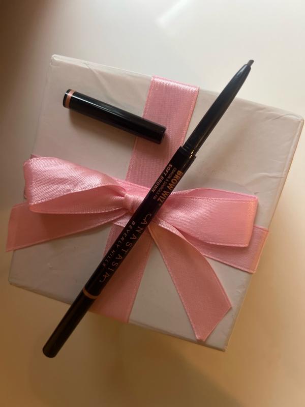 Customer photo for "Natural-looking, smooth application, easy to blend"