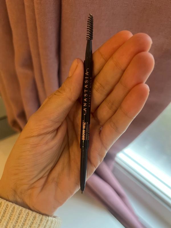 Customer photo for "Natural-looking, smooth application, easy to blend"