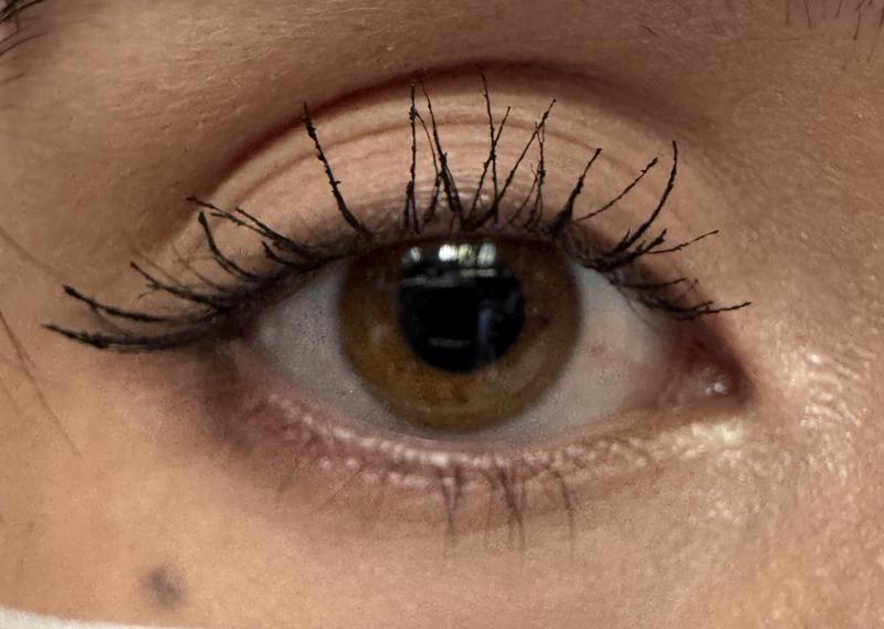 As you can see it makes my lashes look 10 horrible clumpy spider legs and there is some smudging in the corner already (none on my bottom lashes