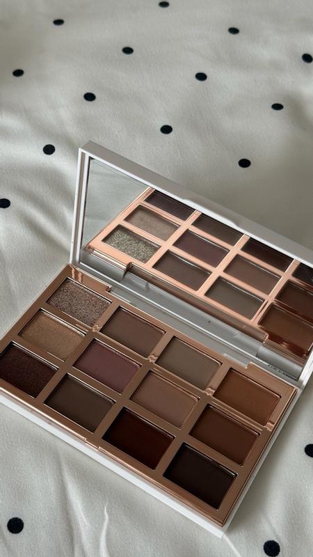 Customer photo for "Smooth texture, blendable matte shades, and easy to build up for different looks."