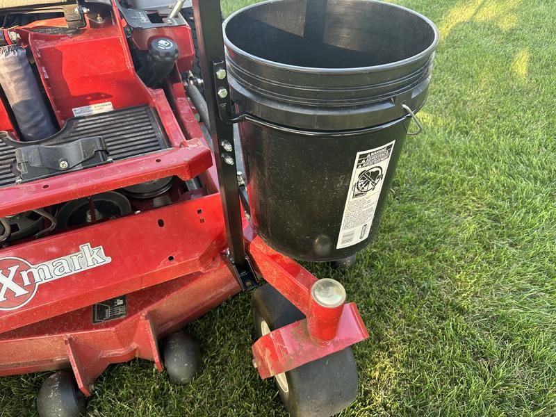 5 gallon bucket holder best sale for zero turn mower