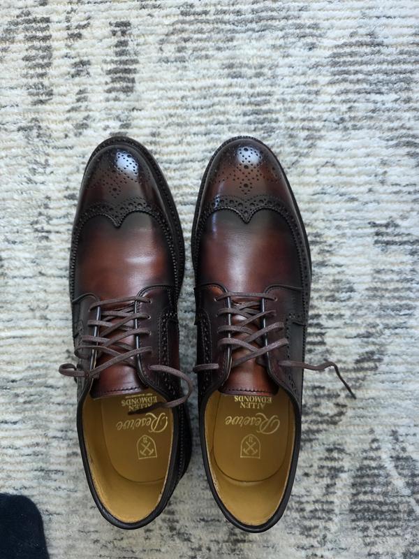 Ends of the shoes are different and sole is longer on one