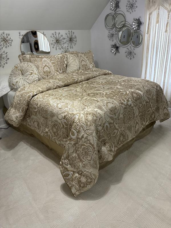 Beautiful calm colors but yet so bold. Gold and beige, just the perfect combination for me.