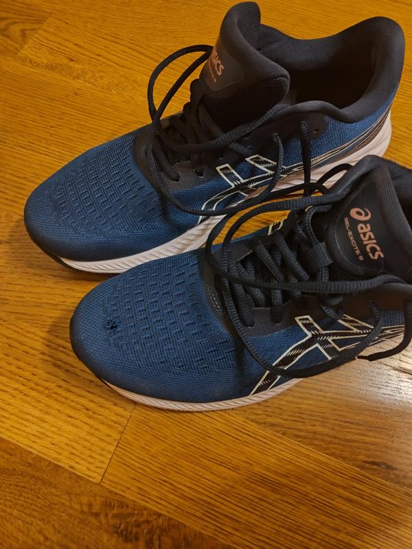 Hole in toe box area