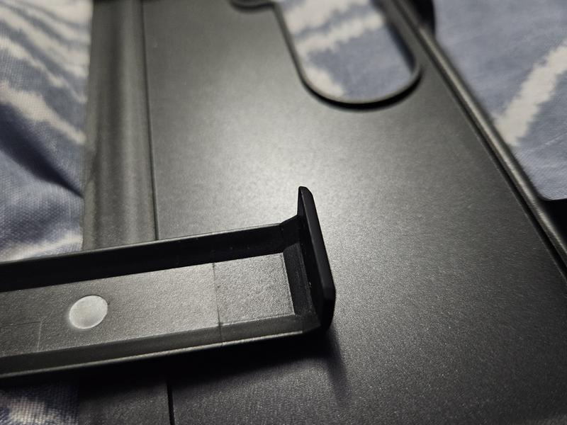 The small plastic teeth on the hinge broke off.