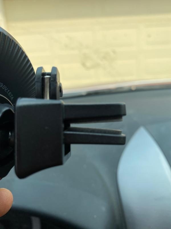 The arms of the clip are not parallel and don’t provide enough tension to stay in place while holding the phone.