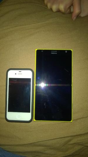 IPhone 4s next to 1520