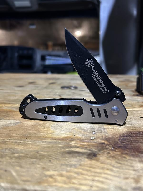 Smith & Wesson Utility Knife SWA8CP | AutoZone