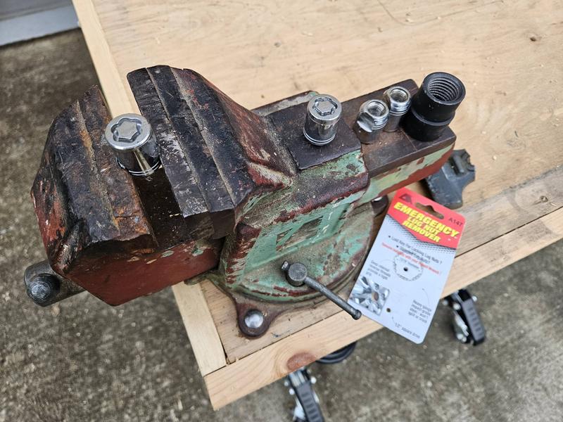 CTA 1in Emergency Lug Nut Remover