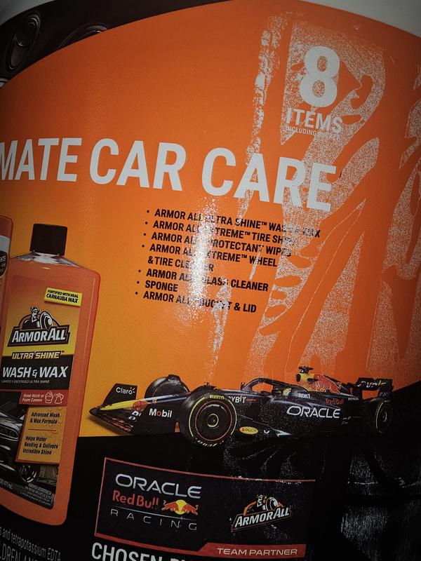 8 Estates a items on the bucket it only lists seven the lid is not an item it gets thrown in the trash once you get it