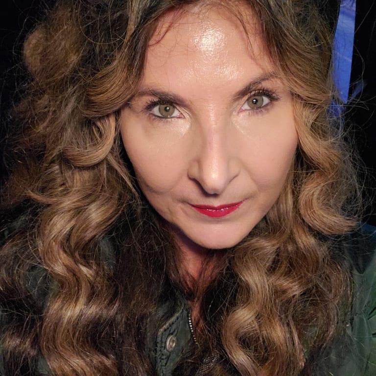 Customer photo for "Incredible moisture without weight, I have thick curly hair"