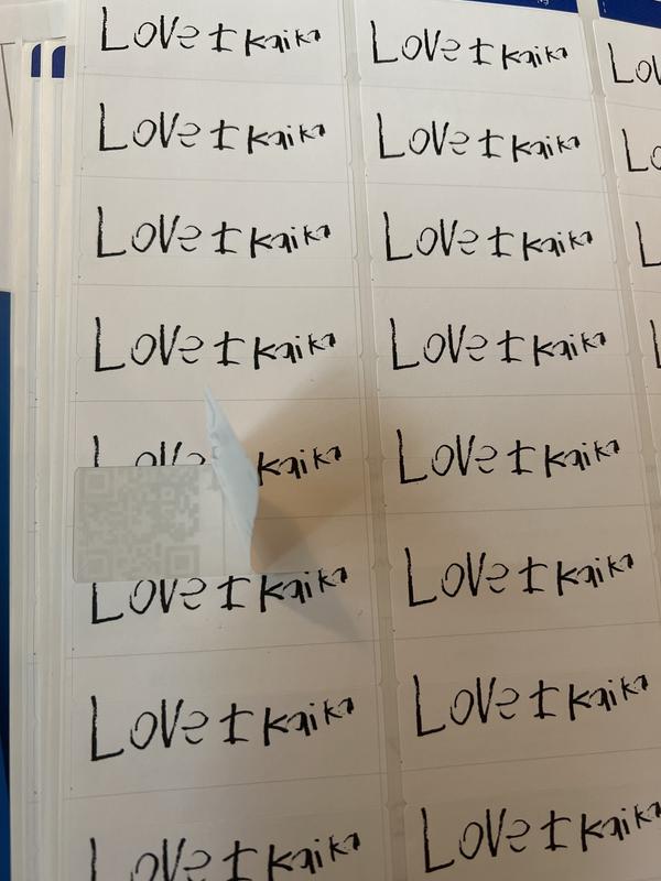 Shows that the label cuts image in half