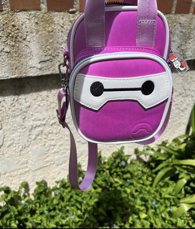 Baymax but make it pink & spooky! I'm obsessed with this color changing  Baymax bag. Now let's go see if we can meet him.