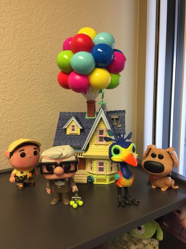 Funko Pop! Town Disney Pixar Kevin with Up House #05 2019 NYCC Official  Sticker
