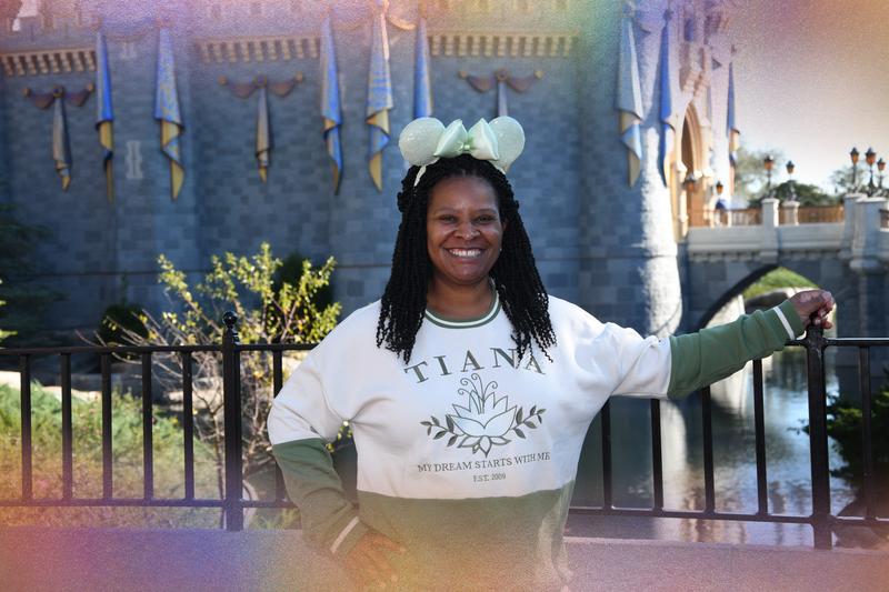 MD Disney Princess and the Frog Tiana My Dream Starts outlets with Me Crewneck - Size M