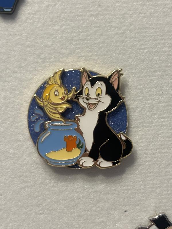 Disney Figaro & Cleo ピンバッジ Loungefly Disney Pinocchio Figaro & Cleo Enamel Pin — BoxLunch