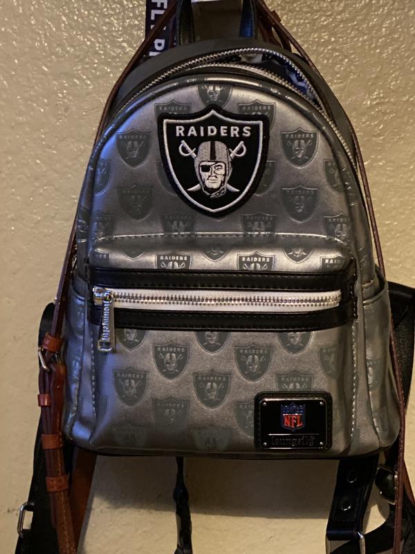 : Loungefly NFL: Mochila estampada con logotipo de Las Vegas  Raiders : Deportes y Actividades al Aire Libre