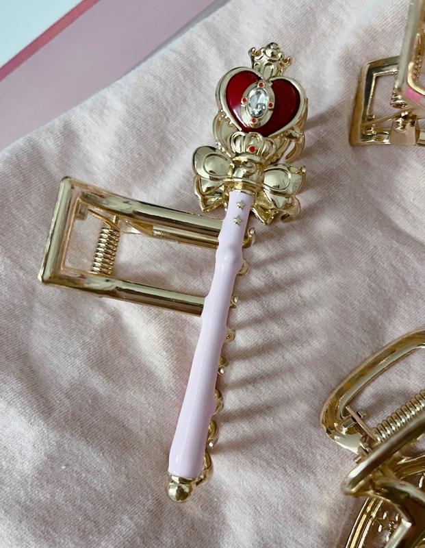 Sailor Moon Spiral Heart Moon Scepter Claw Clip — BoxLunch  display picture 1