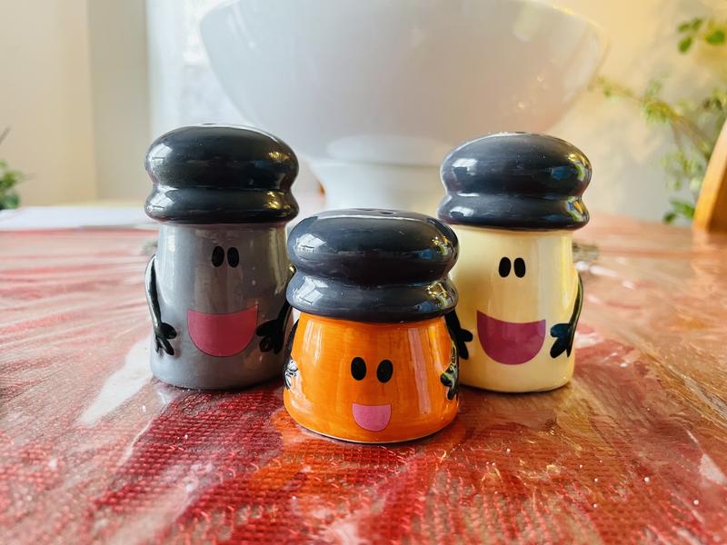 blues clues salt and pepper shakers/ Battery Operated/music