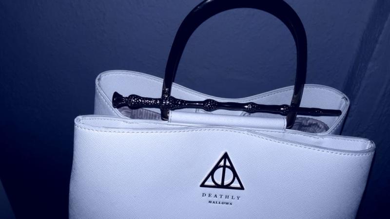 BoxLunch Loungefly Harry Potter Deathly Hallows Elder Wand Bolso exclusivo,  Multi