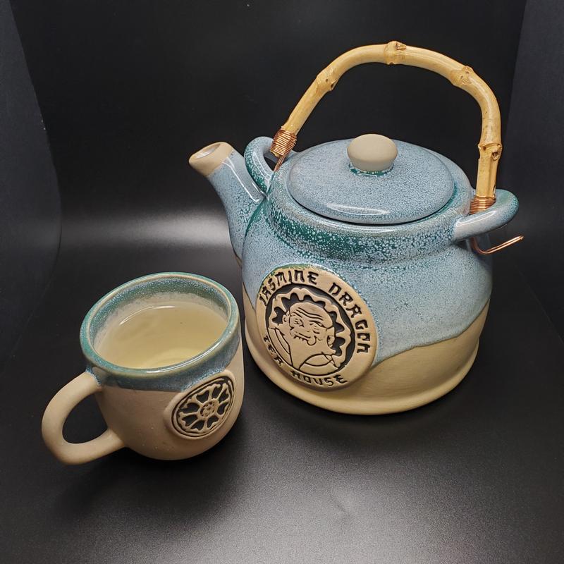 Avatar: The Last Airbender Uncle Irohs Jasmine Dragon Juego de taza de té y platillo de cerámica