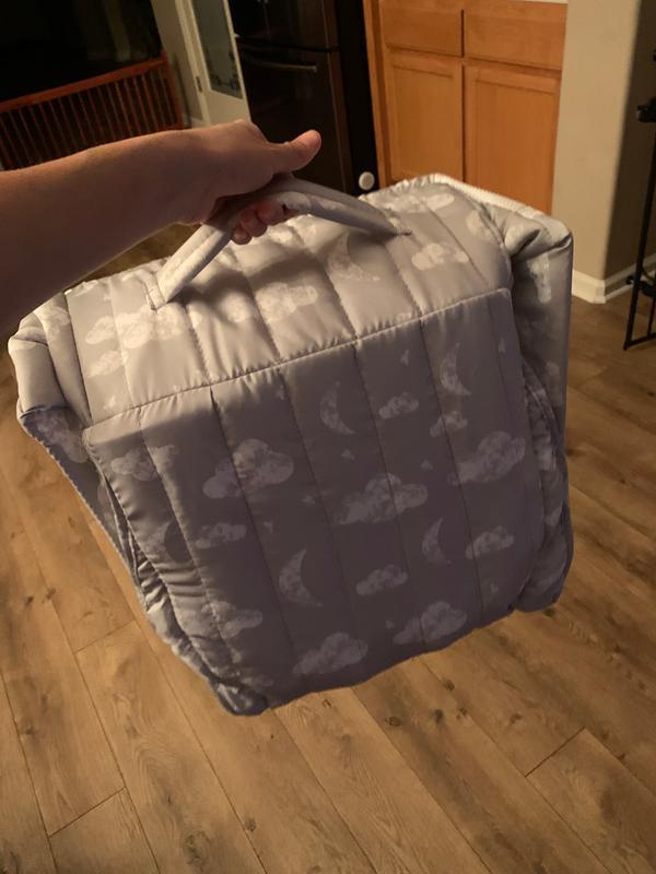 Folds up super easily and very lightweight to carry