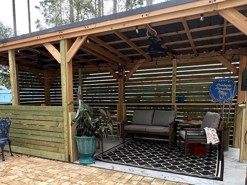 Abri pour BBQ Saxony XL de Backyard Discovery bois de cèdre toit rigide 6  pi x 12 pi 2206083