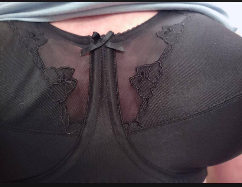 Look at that beautiful stitching and embroidery!🖤