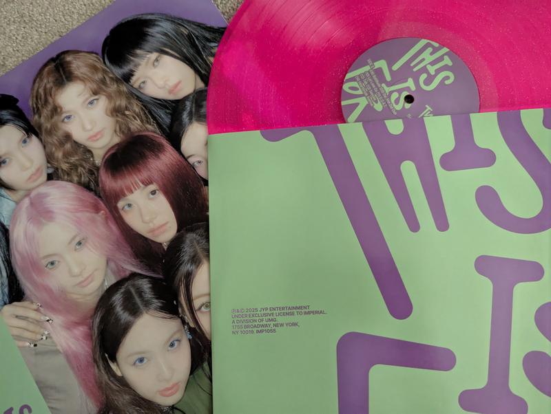 TWICE THIS IS FOR アメリカ オフィシャル VINYL トレカ無 TWICE ミナ This is for アメリカ 限定 Target トレカ - メルカリ