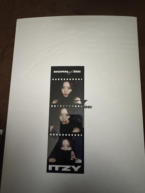 BORN TO BE [Version B] [Barnes & Noble Exclusive] by Itzy | CD