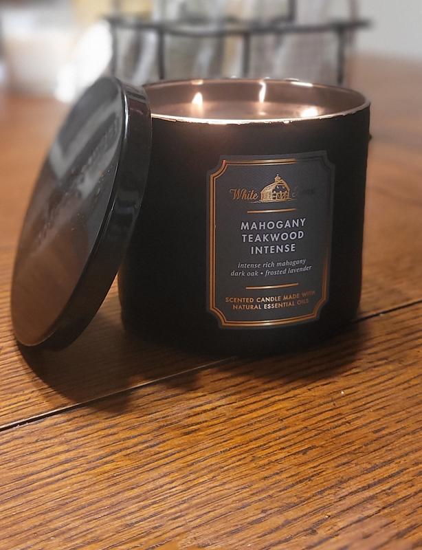 Mahogany Teakwood Candle: A Rich and Earthy Aroma