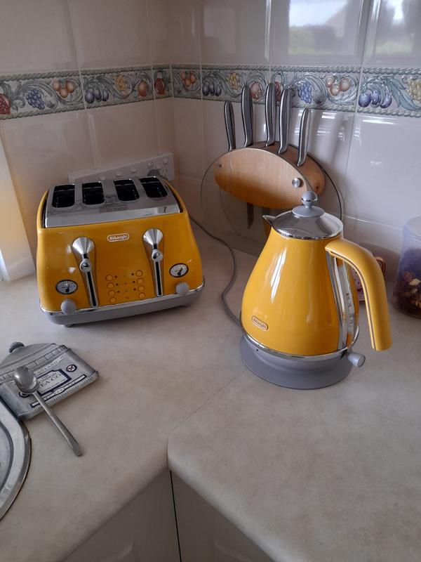 Delonghi KBOC2001Y Icona Capitals Kettle New York Yellow
