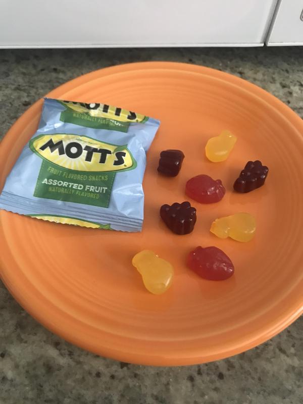 8 pieces of little fruit flavored snacks