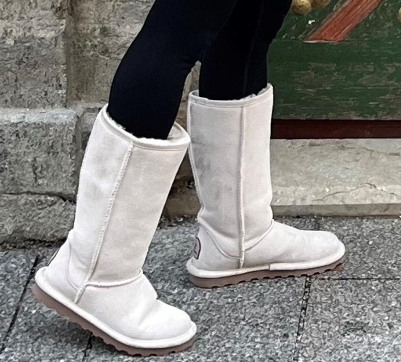 Bearpaw hotsell boots elle