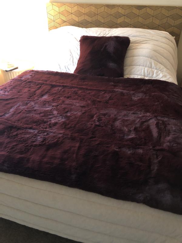 UGG® Mammoth Faux Fur Throw Blanket Bed Bath and Beyond Canada