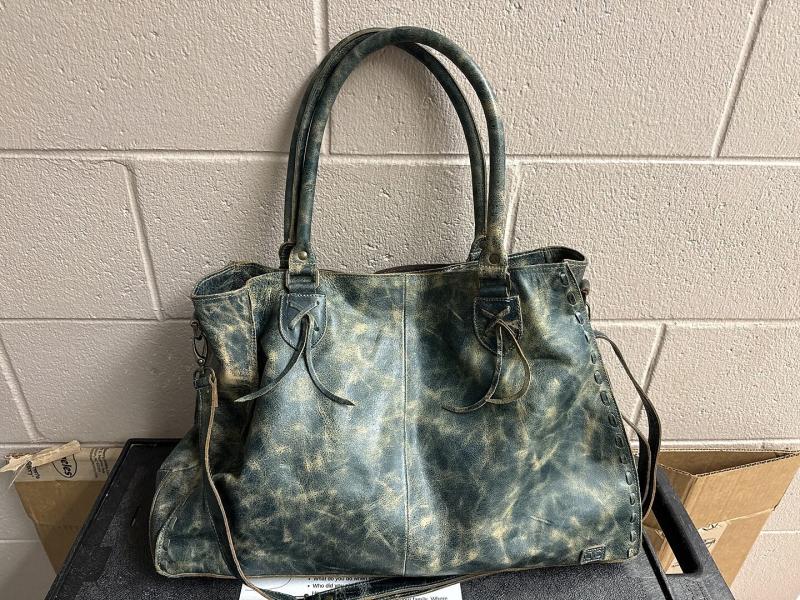 Customer photo for "This is a BEAUTIFUL bag!!"
