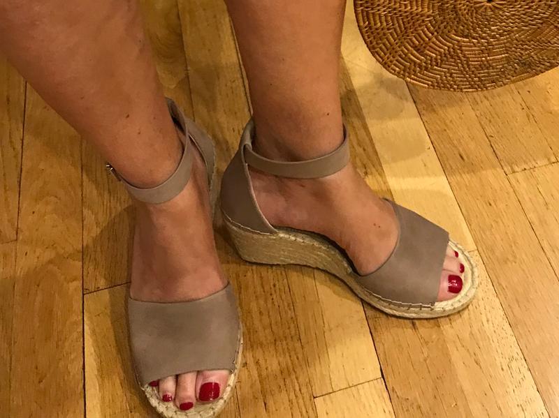 Leera wedge sandal vince hot sale camuto