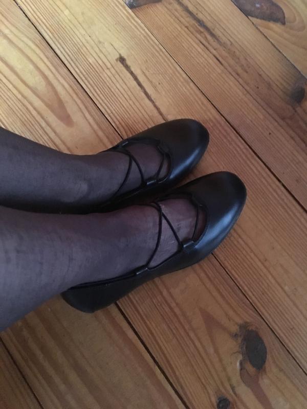 bare traps black flats