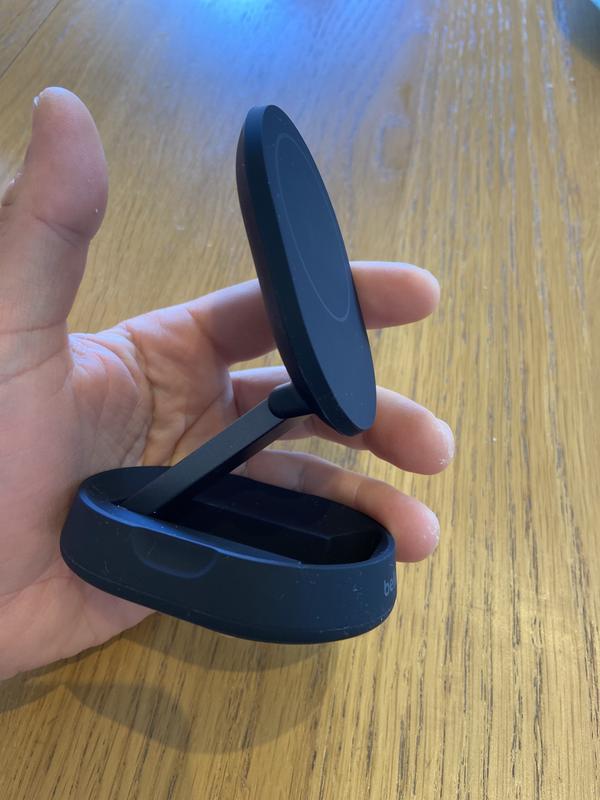 Nice thin leg to give the ‘floating iPhone impression’