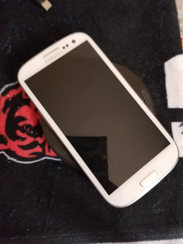 Place the phone on top of front charger. Making sure it's placed correctly to grab a charge.