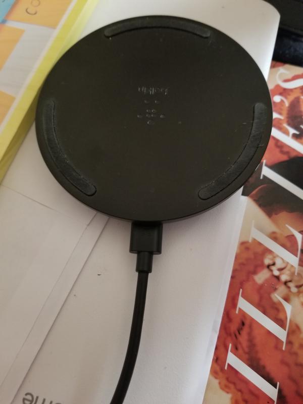 Front part of the wireless charger with long rubber padded to protect the phone from sliding off.