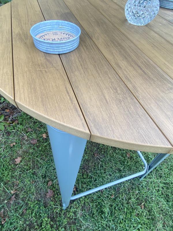 Has a wood look 30 inch round table top.